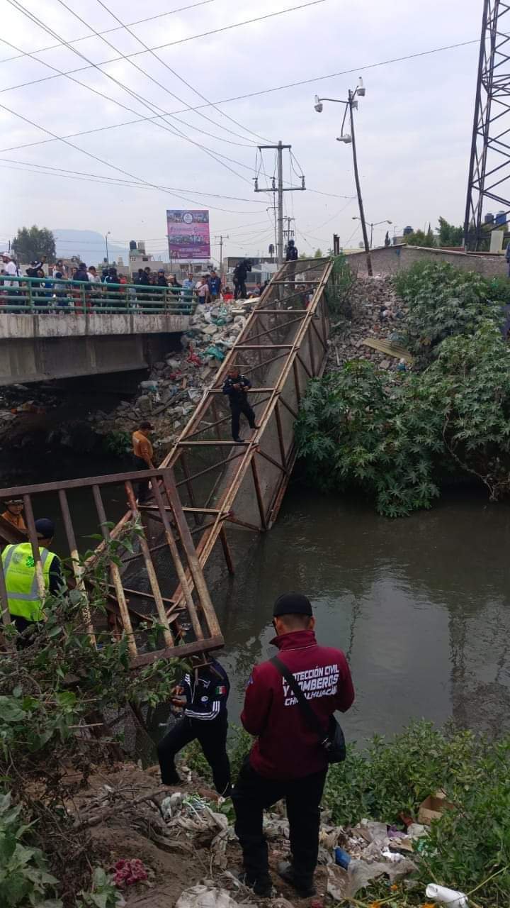 COLAPSA PUENTE PEATONAL EN EL ESTADO DE MÉXICO