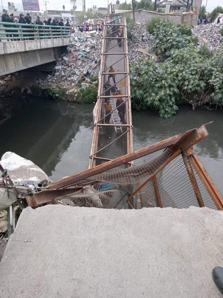 COLAPSA PUENTE PEATONAL EN EL ESTADO DE MÉXICO