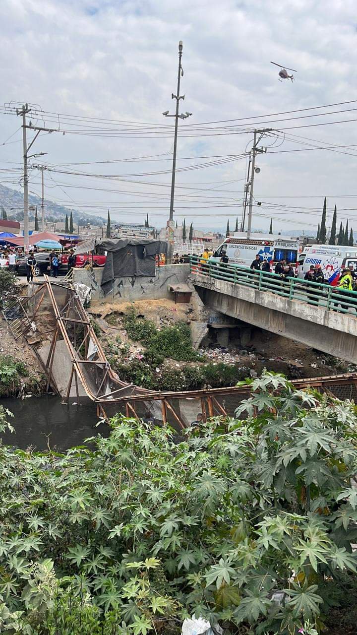 COLAPSA PUENTE PEATONAL EN EL ESTADO DE MÉXICO