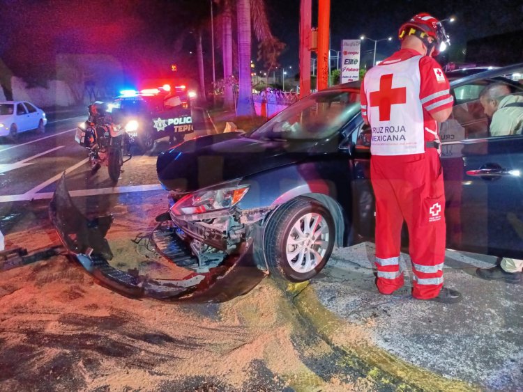 MENOR LESIONADA AL PASARSE UN SEDAN LA LUZ ROJA