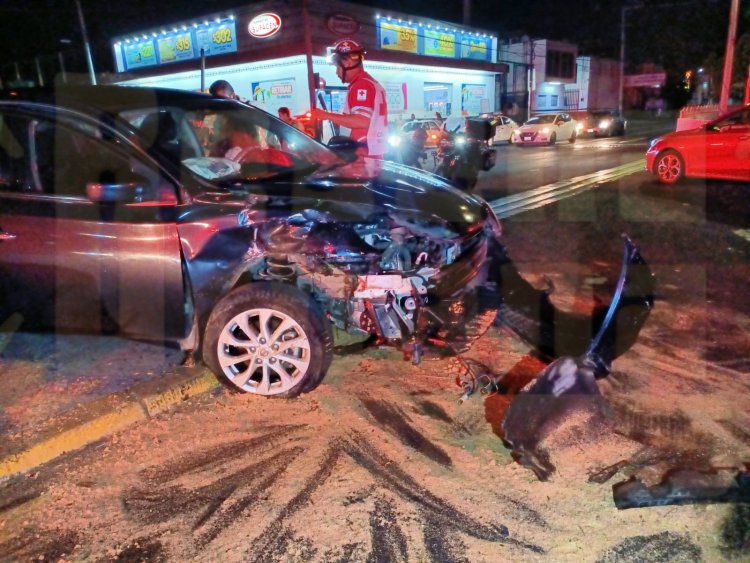 MENOR LESIONADA AL PASARSE UN SEDAN LA LUZ ROJA