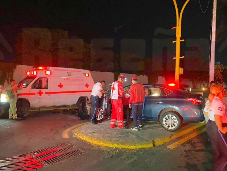 MENOR LESIONADA AL PASARSE UN SEDAN LA LUZ ROJA