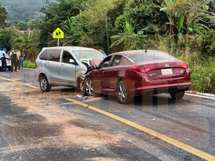 ACCIDENTE DEJA 4 LESIONADOS EN LA CARRETERA TPC-PTO VALLARTA