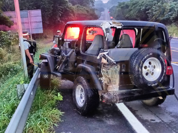 LO DESTROZA UN CAMIÓN EN LA AUTOPISTA TPC-MZT