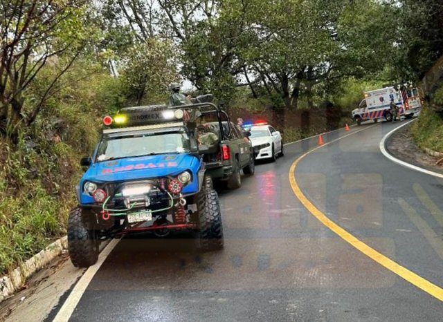 CAE A BARRANCO EN LA CARRETERA FEDERAL 200 TPC-PTO VALLARTA