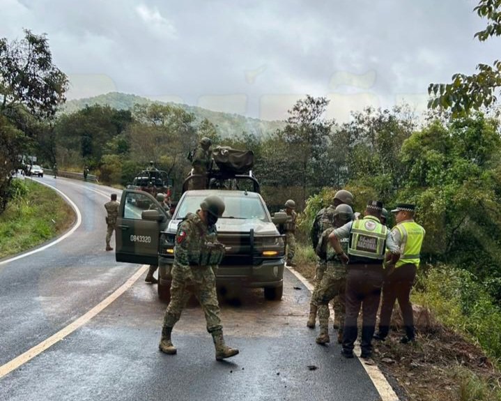 CAE A BARRANCO EN LA CARRETERA FEDERAL 200 TPC-PTO VALLARTA