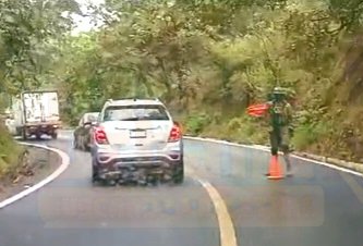 CAE A BARRANCO EN LA CARRETERA FEDERAL 200 TPC-PTO VALLARTA