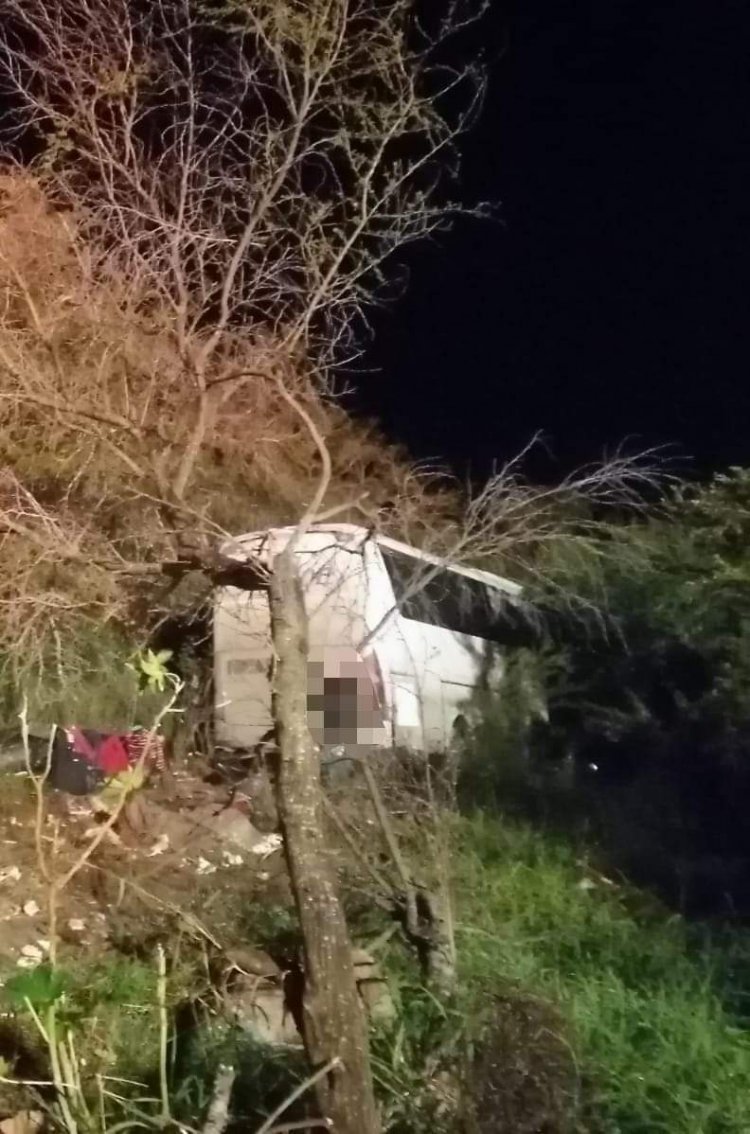 UNA PERSONA SIN VIDA Y 11 LESIONADOS AL VOLCAR AUTOBUS