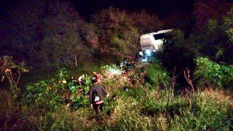 UNA PERSONA SIN VIDA Y 11 LESIONADOS AL VOLCAR AUTOBUS