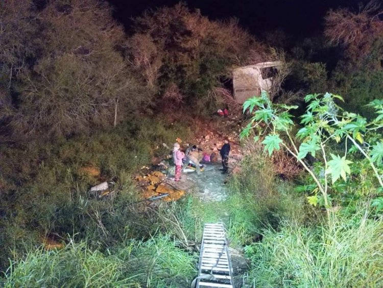 UNA PERSONA SIN VIDA Y 11 LESIONADOS AL VOLCAR AUTOBUS