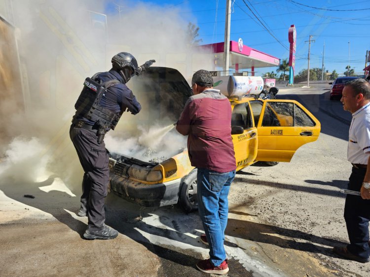 SE INCENDIA TAXI EN LA COL FELIX PEÑA: 2 personas lesionadas.