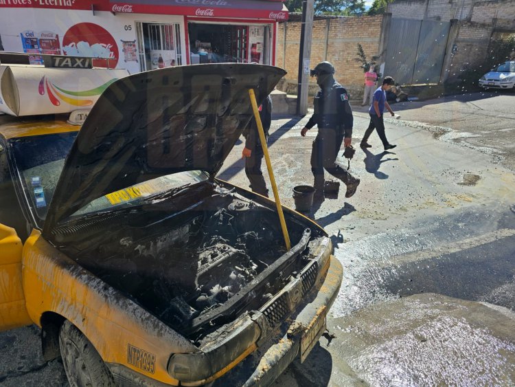 SE INCENDIA TAXI EN LA COL FELIX PEÑA: 2 personas lesionadas.