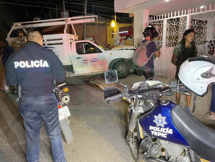 SE IMPACTA CONTRA PICK-UP Y UNA CASA AL QUEDARSE DORMIDO MANEJANDO