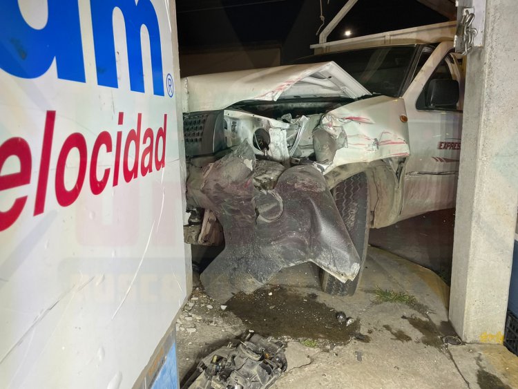 SE IMPACTA CONTRA PICK-UP Y UNA CASA AL QUEDARSE DORMIDO MANEJANDO