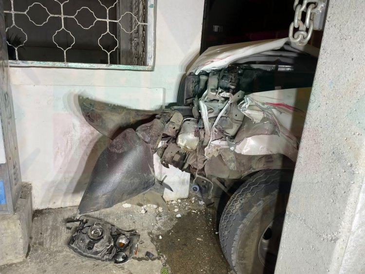 SE IMPACTA CONTRA PICK-UP Y UNA CASA AL QUEDARSE DORMIDO MANEJANDO