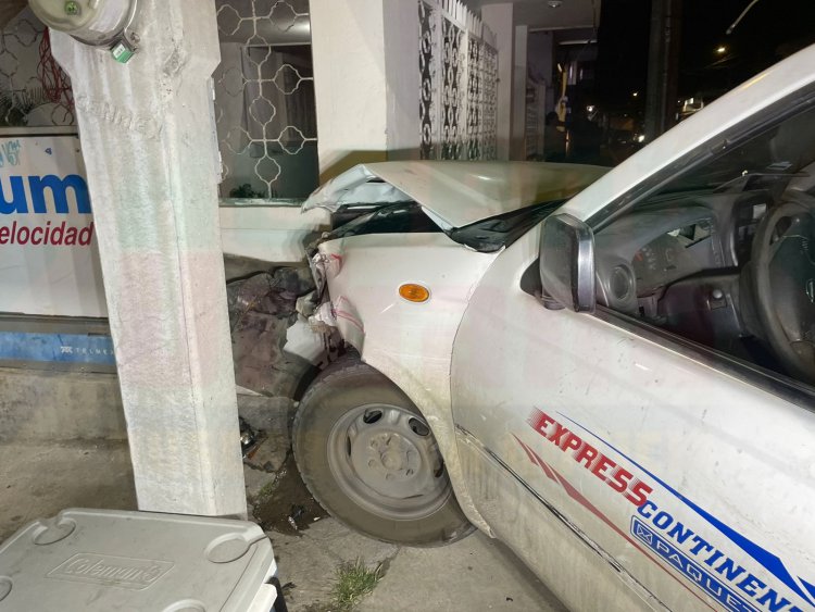 SE IMPACTA CONTRA PICK-UP Y UNA CASA AL QUEDARSE DORMIDO MANEJANDO
