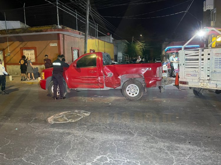 SE IMPACTA CONTRA PICK-UP Y UNA CASA AL QUEDARSE DORMIDO MANEJANDO