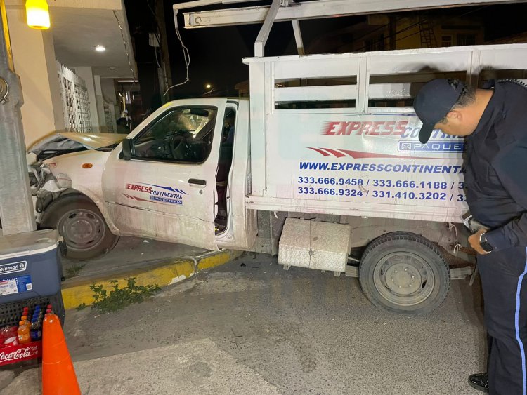 SE IMPACTA CONTRA PICK-UP Y UNA CASA AL QUEDARSE DORMIDO MANEJANDO