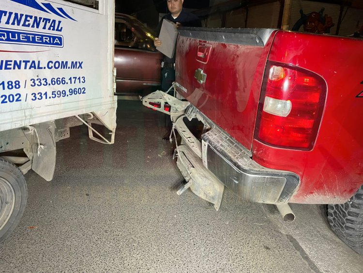 SE IMPACTA CONTRA PICK-UP Y UNA CASA AL QUEDARSE DORMIDO MANEJANDO