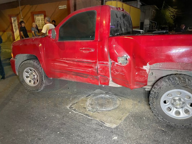 SE IMPACTA CONTRA PICK-UP Y UNA CASA AL QUEDARSE DORMIDO MANEJANDO