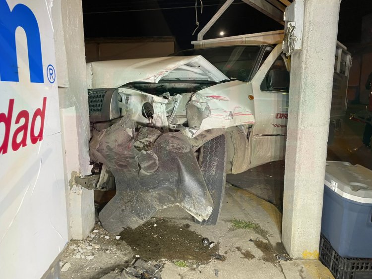 SE IMPACTA CONTRA PICK-UP Y UNA CASA AL QUEDARSE DORMIDO MANEJANDO