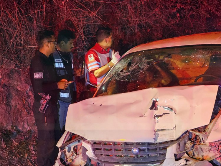 CAMIONETA DE FUNERARIA SE IMPACTA A TRÁILER