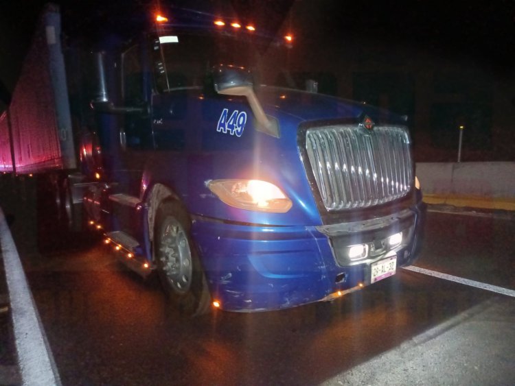 CAMIONETA DE FUNERARIA SE IMPACTA A TRÁILER