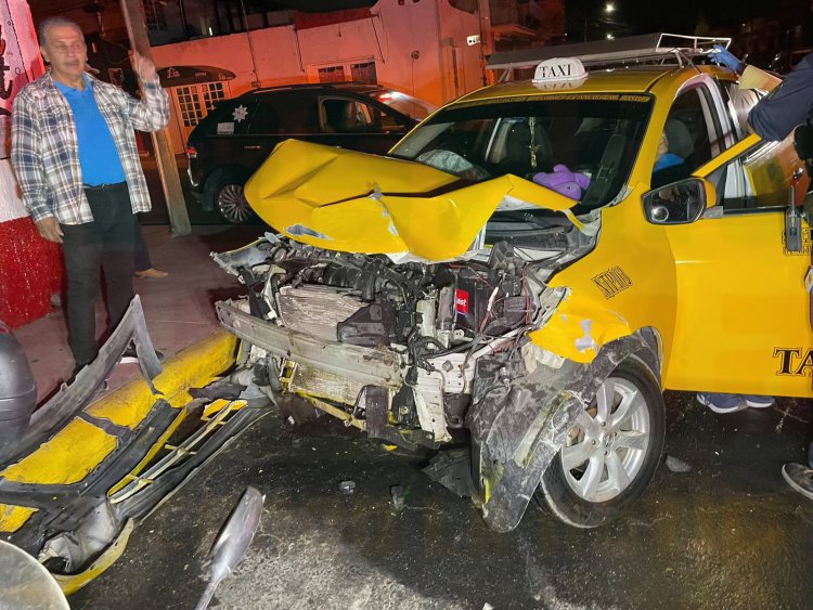 TAXISTA Y VENDEDOR DE HAMBURGUESAS LESIONADOS AL IMPACTARLOS CAMIONETA