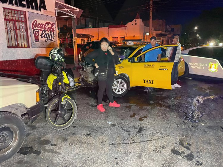 TAXISTA Y VENDEDOR DE HAMBURGUESAS LESIONADOS AL IMPACTARLOS CAMIONETA