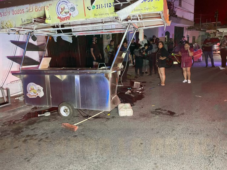 TAXISTA Y VENDEDOR DE HAMBURGUESAS LESIONADOS AL IMPACTARLOS CAMIONETA