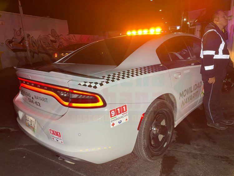 TAXISTA Y VENDEDOR DE HAMBURGUESAS LESIONADOS AL IMPACTARLOS CAMIONETA