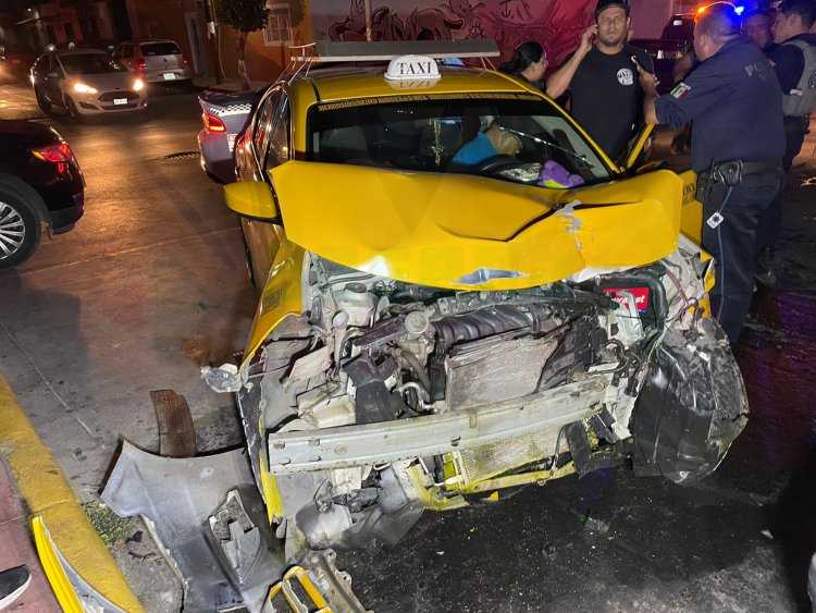 TAXISTA Y VENDEDOR DE HAMBURGUESAS LESIONADOS AL IMPACTARLOS CAMIONETA