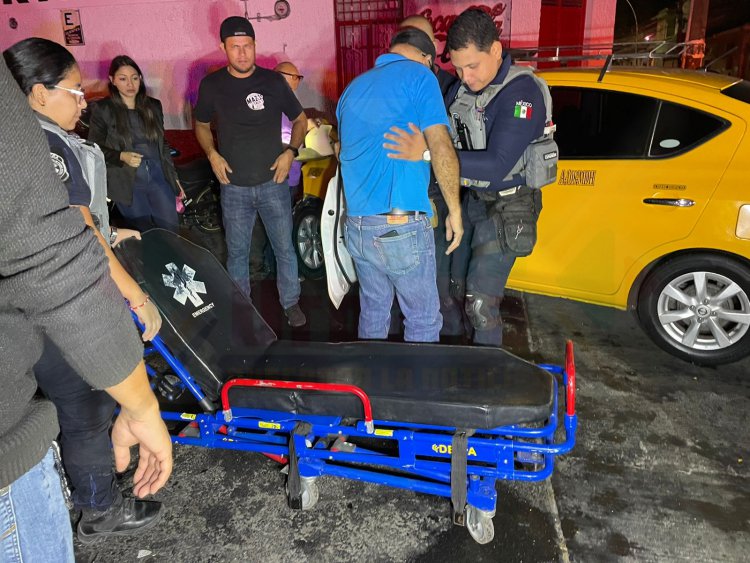 TAXISTA Y VENDEDOR DE HAMBURGUESAS LESIONADOS AL IMPACTARLOS CAMIONETA