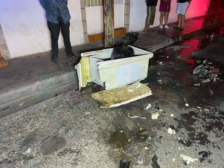 TAXISTA Y VENDEDOR DE HAMBURGUESAS LESIONADOS AL IMPACTARLOS CAMIONETA