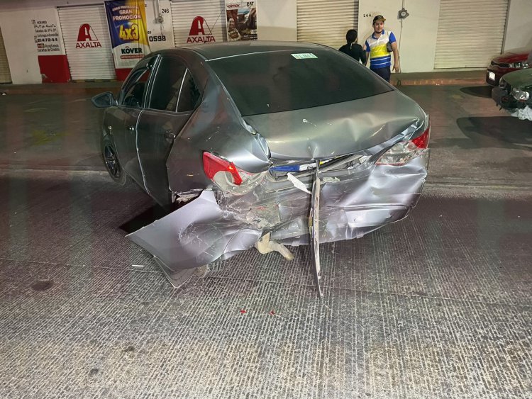 LE DAN POR ATRÁS AL ESPERAR LA LUZ ROJA