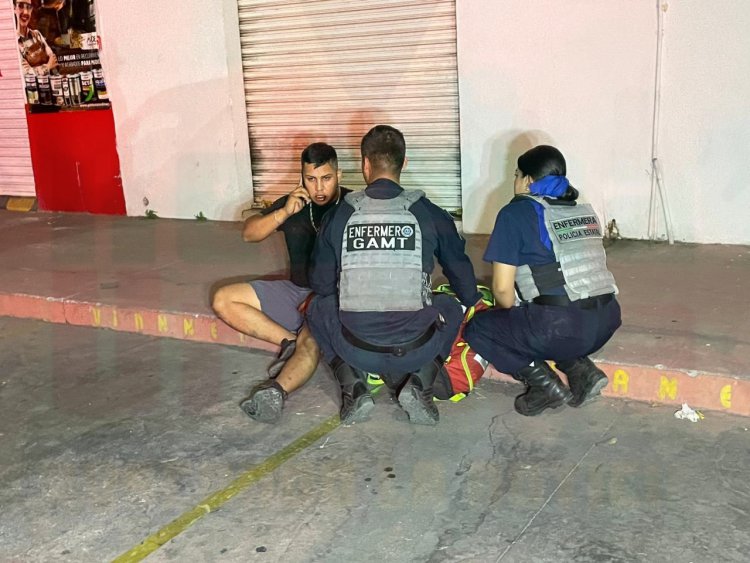 LE DAN POR ATRÁS AL ESPERAR LA LUZ ROJA