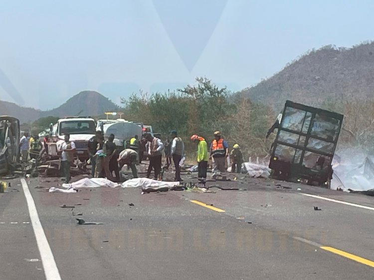 IBA REBASANDO LA AMBULANCIA, DEJA 4 PERSONAS SIN VIDA