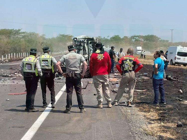 IBA REBASANDO LA AMBULANCIA, DEJA 4 PERSONAS SIN VIDA