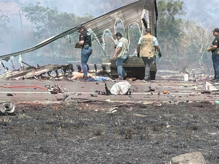 IBA REBASANDO LA AMBULANCIA, DEJA 4 PERSONAS SIN VIDA