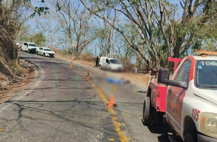 TRÁILER MATA A MOTOCICLISTA EN LA FEDERAL 200  TPC-PTO VALLARTA