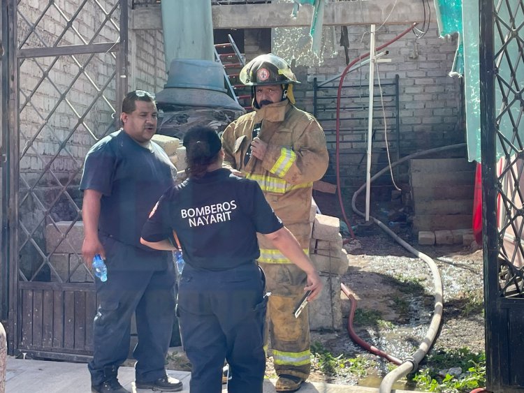CASA SE REDUCE A CENIZAS TRAS INCENDIO