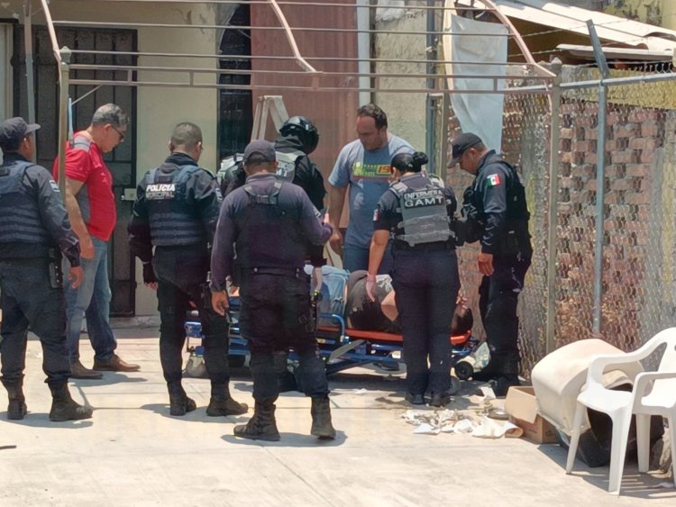 CON FRACTURA EN PIERNA IZQUIERDA AL CAER DE UNA ESCALERA