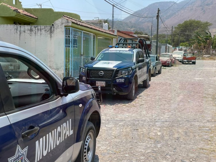 CON FRACTURA EN PIERNA IZQUIERDA AL CAER DE UNA ESCALERA