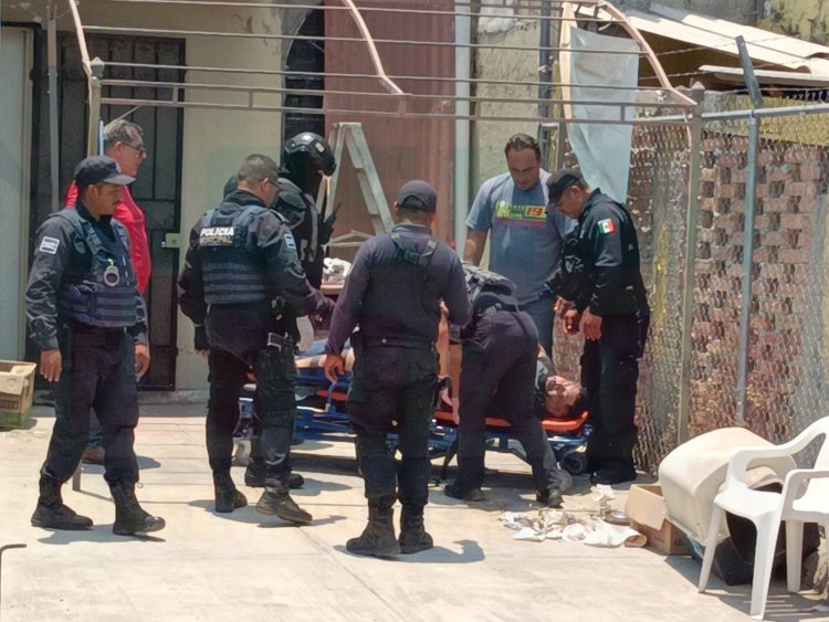 CON FRACTURA EN PIERNA IZQUIERDA AL CAER DE UNA ESCALERA
