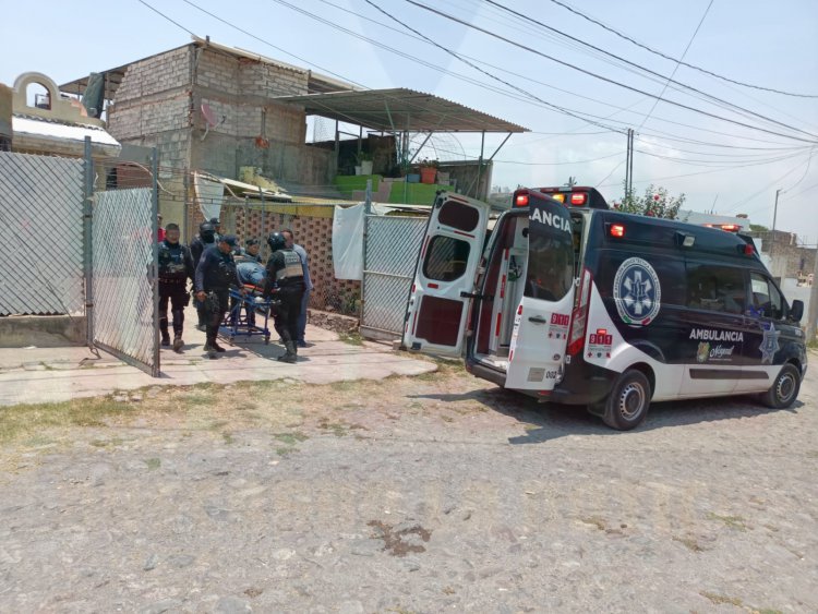CON FRACTURA EN PIERNA IZQUIERDA AL CAER DE UNA ESCALERA