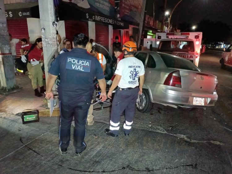2 LESIONADOS EN FUERTE ACCIDENTE FRENTE A LA UAN