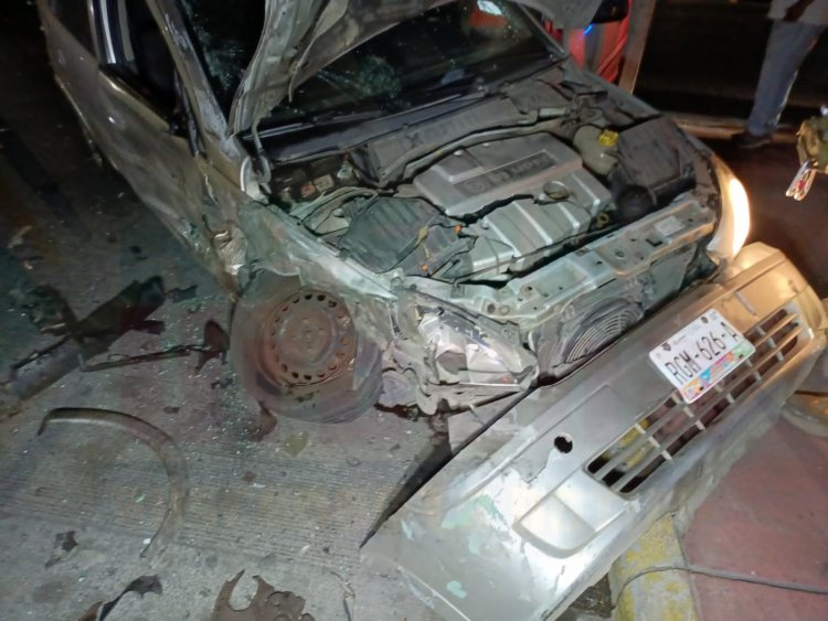 2 LESIONADOS EN FUERTE ACCIDENTE FRENTE A LA UAN