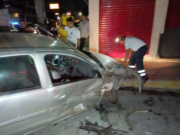 2 LESIONADOS EN FUERTE ACCIDENTE FRENTE A LA UAN