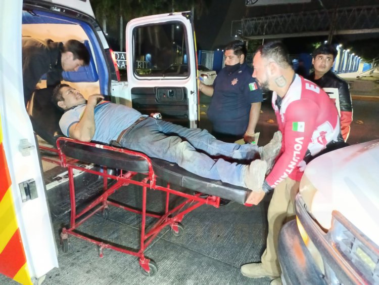 2 LESIONADOS EN FUERTE ACCIDENTE FRENTE A LA UAN
