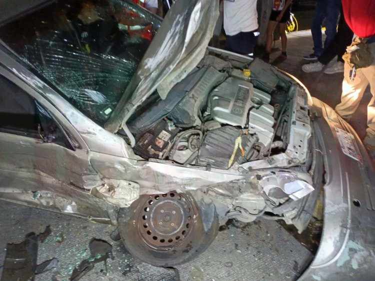 2 LESIONADOS EN FUERTE ACCIDENTE FRENTE A LA UAN